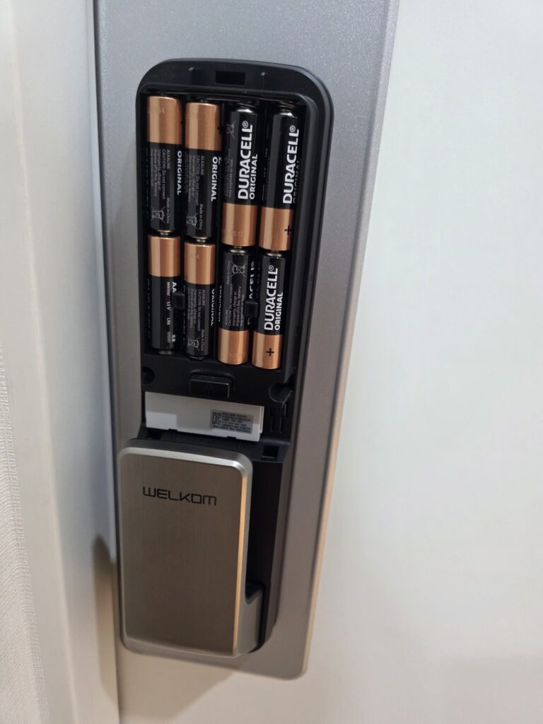 솔리티 WP-530B 건전지실에 AA 여덟 개가 장착되고 그 아래 와이파이 모듈이 보이는 모습 - 도어락 배터리 소모 원인이었던 와이파이 모듈을 보여주는 사진