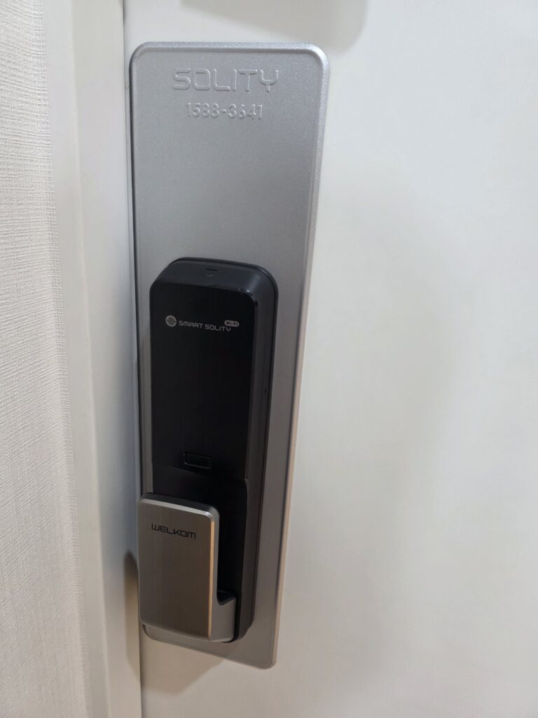 솔리티 WP-530B 실내측 전체 모습, 스마트 솔리티 와이파이 로고가 보인다 - 솔리티 WP-530B 실내측 구성을 보여주는 사진