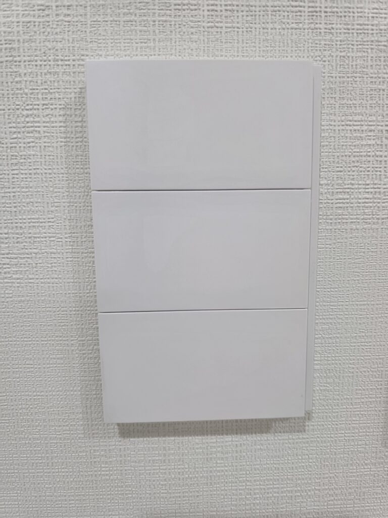 안방 벽에 설치된 LG 스마트 조명 스위치 3구 - 조명 두 개와 베란다 등을 담당